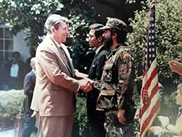 El presidente Ronald Reagan (1981-1989) inició y autorizó la guerra de los Contras de 8 años de duración y fue su principal promotor público, aludiendo cariñosamente a los Contras como “luchadores por la libertad”.